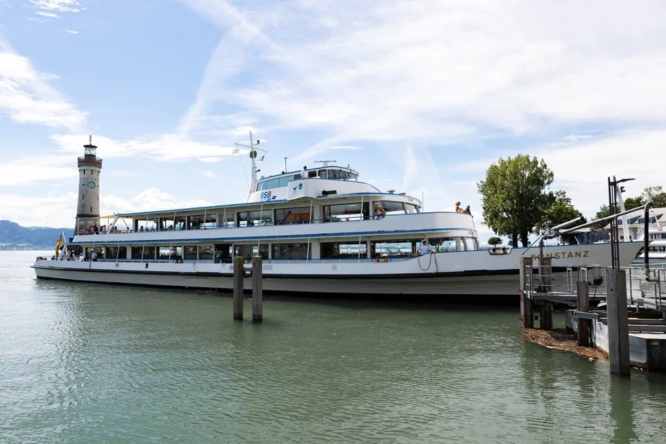 Lindau am Bodensee – Ausflugsschiff im Hafen