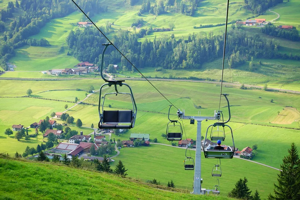 Blick von der Alpsee Bergwelt bei Immenstadt über die grüne Allgäuer Landschaft
