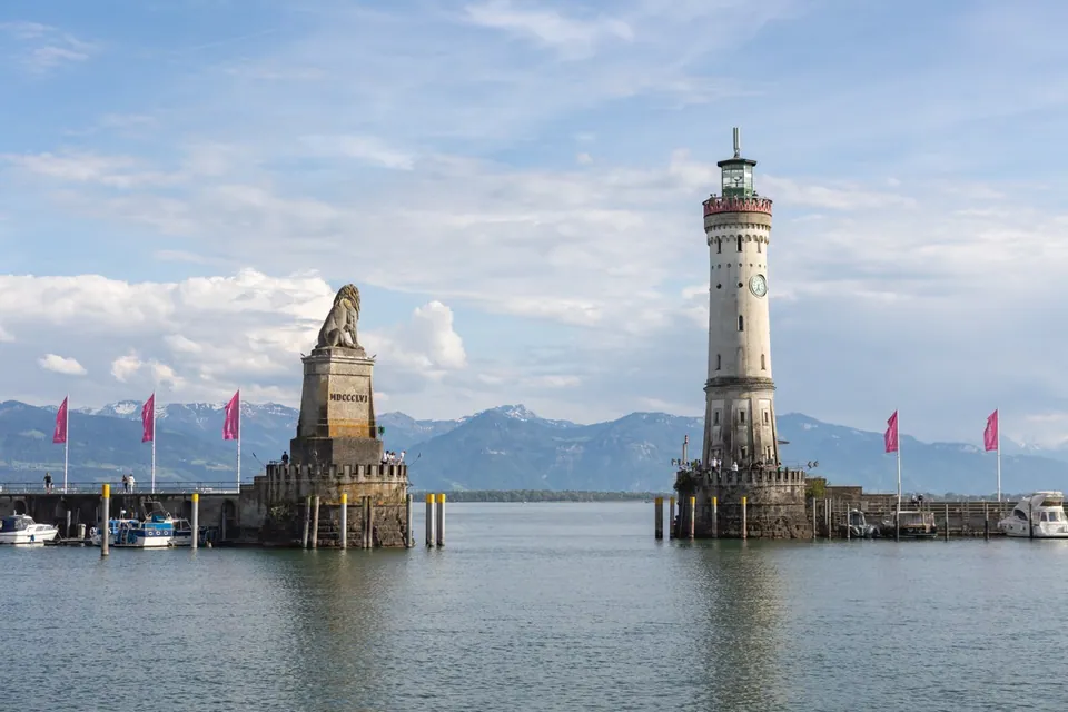 Lindauer Hafeneinfahrt mit Bayerischem Löwen und Leuchtturm am Bodensee